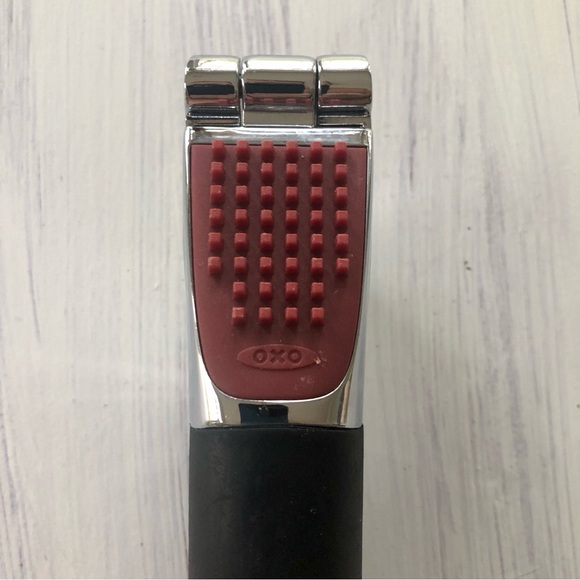 OXO GOOD GRIPS Professional HEAVY DUTY Garlic Press.  Die-cast Zinc & Silicone. - Picture 3 of 8